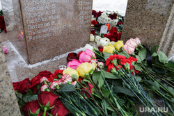 Акция памяти жертв «Хромой лошади». Пермь, акция памяти, цветы, хромая лошадь