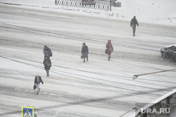 Снегопад. Челябинск, снег, пешеходный переход, пешеход, сугробы, зима, буран, метель, погода, пурга, снегопад, дорога, мороз