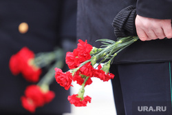 Акция «Защитим память героев» в честь 23 февраля. Курган, акция памяти, гвоздики, возложение цветов, цветы, похороны