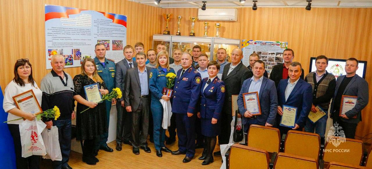 Добровольцев-спасателей наградили медалями, грамотами и благодарственными письмами МЧС России