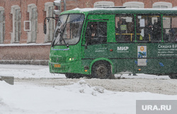 Снегопад в Екатеринбурге. Екатеринбург, снег, проезжая часть, непогода, автобус, нечищенная дорога, снегопад