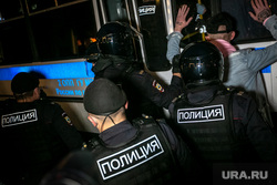 Несанкционированная акция против принятия поправок к Конституции РФ на Пушкинской площади в Москве. Москва. ЛГБТ, автозак, задержание активистов, митинг, полиция, росгвардия, космонавты, винтилово, дождь, петровка улица