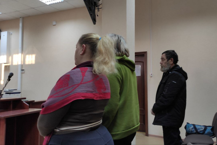 Курганская семья из дома по Машиностроителей, 19 пришла на суд по делу экс-замглавы Андрея Жижина