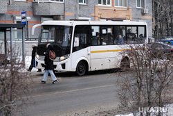 Повседневная жизнь. Москва, остановка, зима, автобус, общественный транспорт, маршрутка