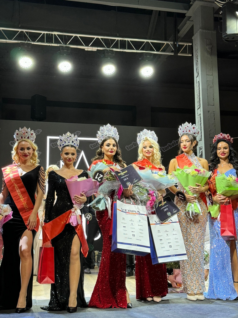 Победительница конкурса «Missisuniq» Диана Буряк во время церемонии награждения (третья слева)