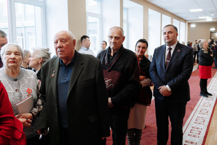 Председатель заксобрания Олег Гербер (на фото справа) пообщался с членами оргаанизации «Память сердца»