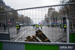 Акция протеста против повышения налога на бензин и дизельное топливо на Елисейских полях. Франция, Париж, париж, ограждение, флаг франции, франция, протест