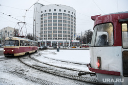 Снег в городе. Екатеринбург , гостиница исеть, конструктивизм, общественный транспорт, город екатеринбург, трамвай