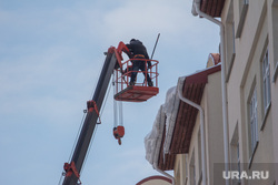 Уборка снега с крыш. Ханты-Мансийск, уборка снега, автокран с люлькой