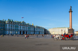Санкт-Петербург, эрмитаж, дворцовая площадь, александрийская колонна, зимний дворец, карета, санкт-петербург, туристы, туризм