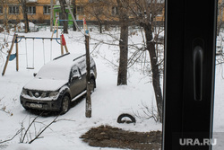 Виды Екатеринбурга, автомобиль во дворе, двор, стоянка, дворовая территория, детская площадка, качели, парковка
