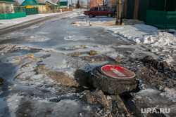 Порыв водопровода. Шумиха, коммунальная авария, зима, лед, затопленная улица, знак проезд запрещен, канализационный колодец, замерзшая вода