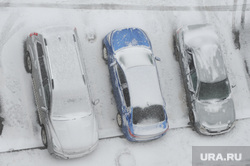 Снегопад. Челябинск, иномарка, зима, стоянка, снегопад, климат, парковка, автотранспорт, дорожная обстановка, синяя машина