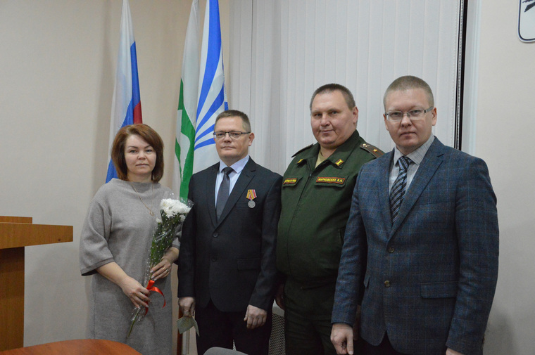 Участник СВО Дмитрий Овечкин (на фото второй слева) получил медаль «За храбрость» II степени