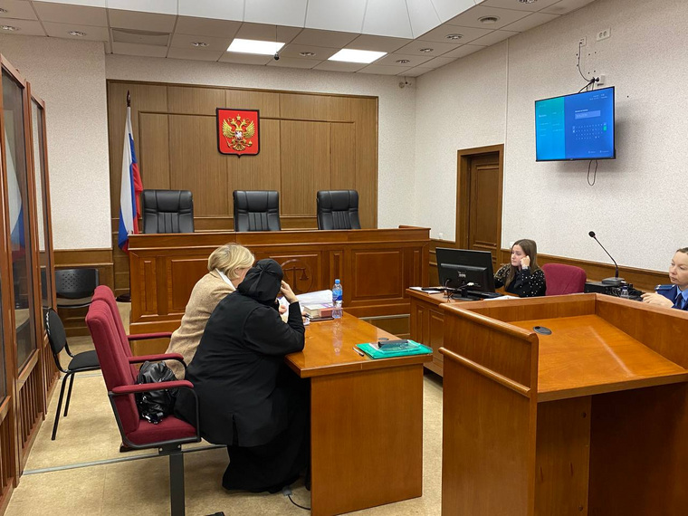 В черном — мама обвиняемой, рядом с ней — адвокат Татьяна Ерофеева