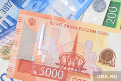 Процесс вакуумизации предметов для Капсулы времени. Екатеринбург, рубль, купюра, пять тысяч, стела европа азия, деньги, рубли, купюры, бумажные деньги, национальная валюта, купюра5000, новые пять тысяч рублей, пять тысяч рублей
