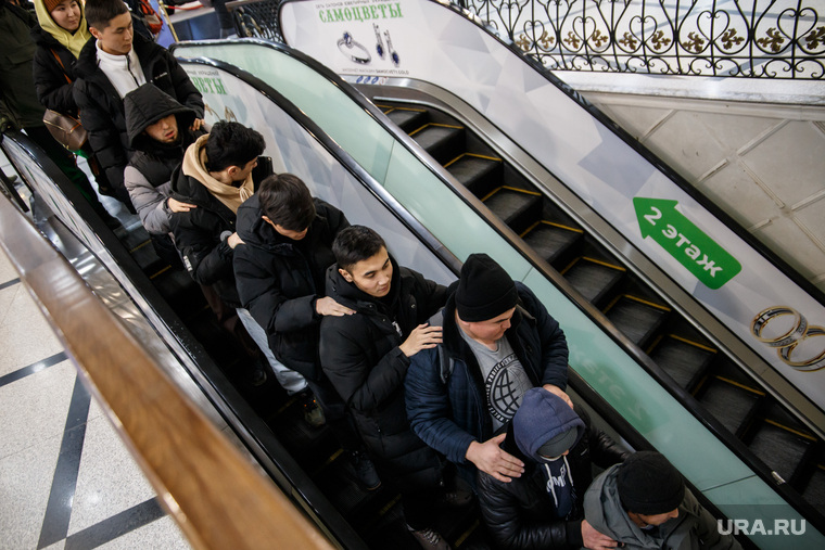 Рейд по мигрантам в ТРЦ «Гринвиче». Екатеринбург