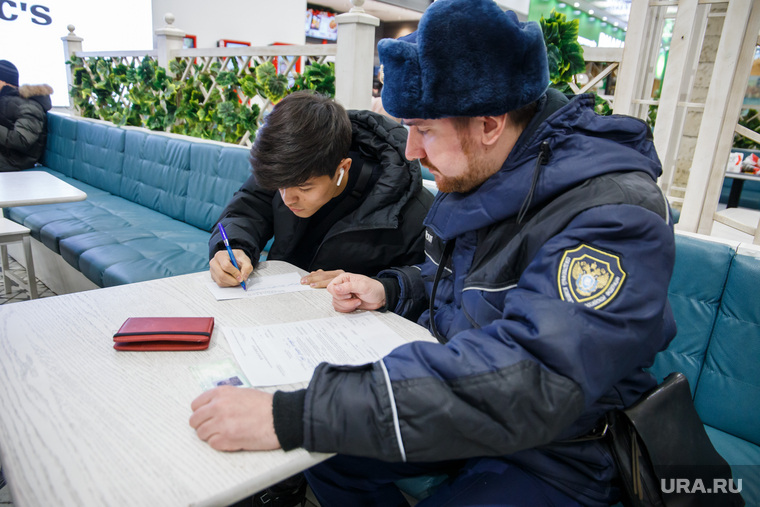 Рейд по мигрантам в ТРЦ «Гринвиче». Екатеринбург