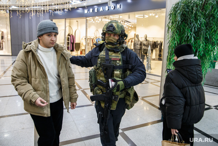 Рейд по мигрантам в ТРЦ «Гринвиче». Екатеринбург