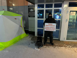 В Екатеринбурге к палатке голодающего отца Миши Бахтина пришла полиция. Видео
