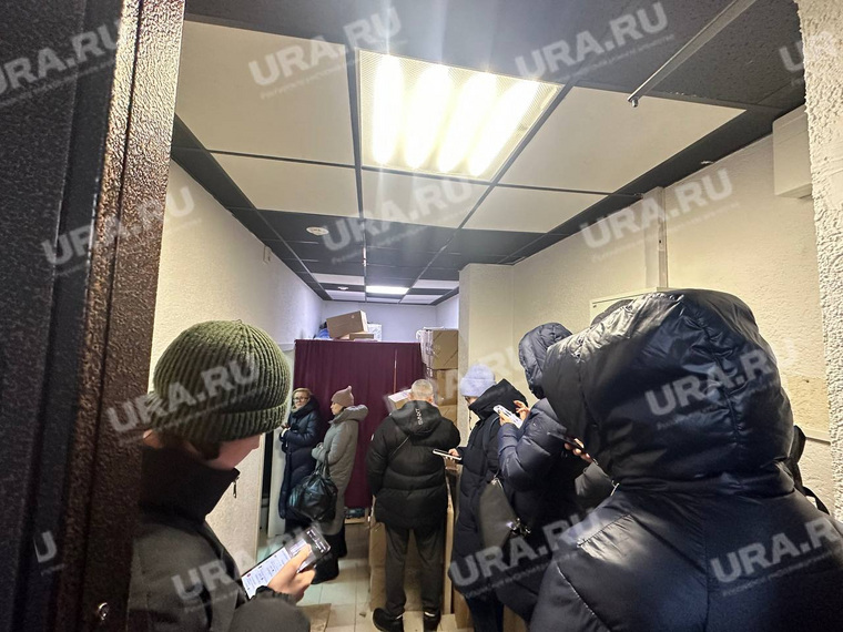 В очереди стоят больше 20 человек