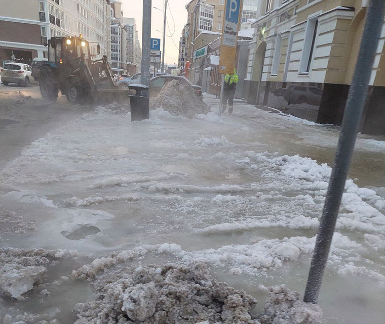 Тротуар около здания на Пермской, 38 покрылся льдом