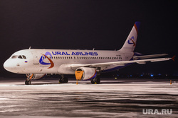 Самолет «Уральских авиалиний» подготовили к зимовке в пшеничном поле. Фото