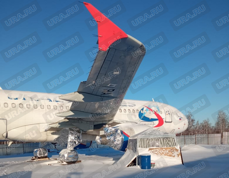 Самолет стал вторым бортом «Уральских авиалиний», который приземлился в поле