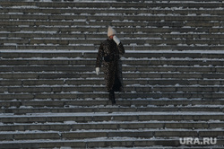 Клипарт. Екатеринбург, девушка, женщина, холод, холодная погода, лестница, мороз в городе
