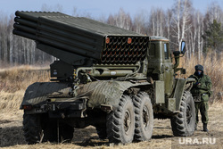 Тренировочные стрельбы мобилизованных с Центрального военного округа на полигоне Еланский. Свердловская область, военная техника, рсзо град, реактивная система залпового огня