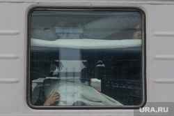 Подготовка поезда дальнего следования к рейсу: проводница в пассажирском вагоне. Екатеринбург, путешествие, поездка, плацкарт, пассажирский поезд, пассажиры, отпуск, окно, железная дорога