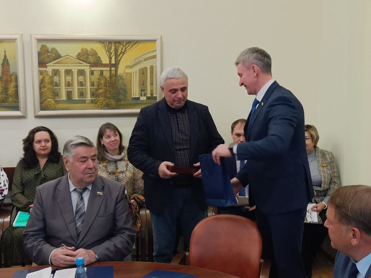 В Курганской областной думе поздравили с юбилеем депутата и экс-главврача онкодиспансера Гиви Сепиашвили