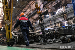 Улан-удэнский локомотивный завод. Улан-Удэ., завод, цепи, рабочий в каске, цех, конвейер, производство