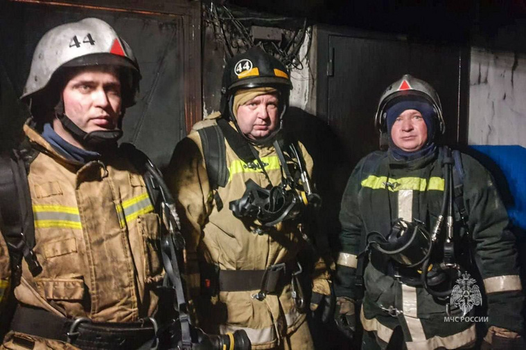 Курганские сотрудники МЧС спасли из пожара 13 взрослых и 5 детей