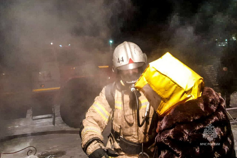 Пожарные спасли жильцов из горящего многоквартирного дома в поселке Новый Мир