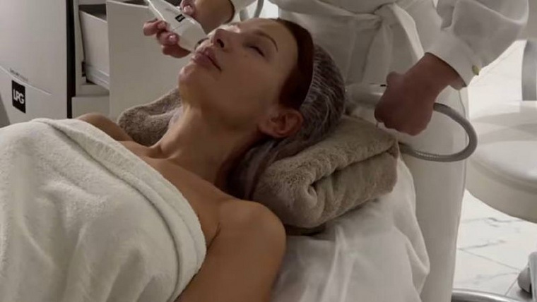 Эвелина Бледанс сделала омолаживающий массаж в клинике красоты Сургута