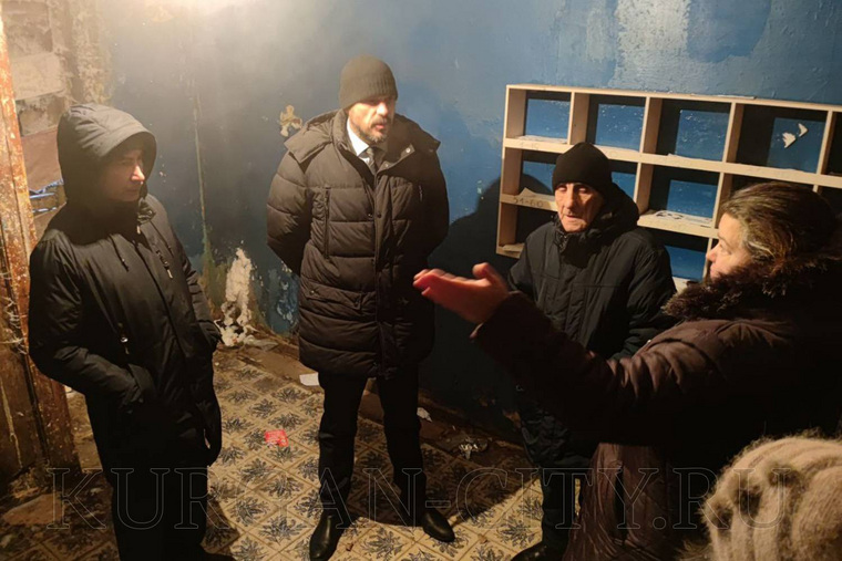 Главы организаций, ответственных за ЖКХ Кургана, провели рабочее совещание в доме без отопления