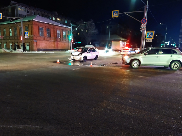 В ДТП с такси травмы получила пассажир кроссовера
