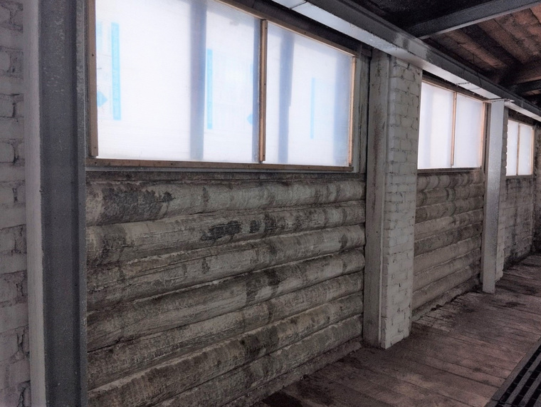 В помещении для скота сделали деревянные ограждения из бруса на стенах, поменяли крышу, потолок и окна