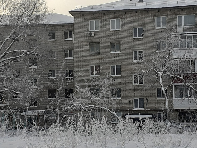 Дома №98 и №100 по улице Свердлова примыкают к друг другу. Но один из них признан аварийным, а другой — нет