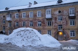 Зимние виды города. Соликамск, сугробы в городе, трехэтажка