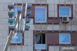 Городские зарисовки. Екатеринбург, светофор, проезжая часть, открытое окно