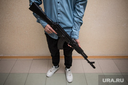Клипарт. Сургут, автомат, оружие, стрелок, детская преступность, подросток с оружием, школьник с автоматом