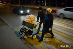 Клипарт. Магнитогорск, пешеходный переход, ночь, родители с коляской