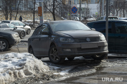 Повседневная жизнь. Пермь, автомобиль, парковка на тротуаре, парковка