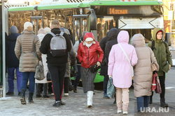 Остановки, автобусы, пассажиры. Тюмень, остановка, автобусная остановка, автобус, люди на остановке, общественный транспорт, остановка автобусная