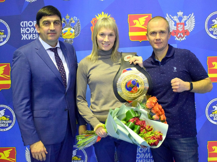 Мэр Максим Пекарский (слева) поздравил спортсменов от лица горожан