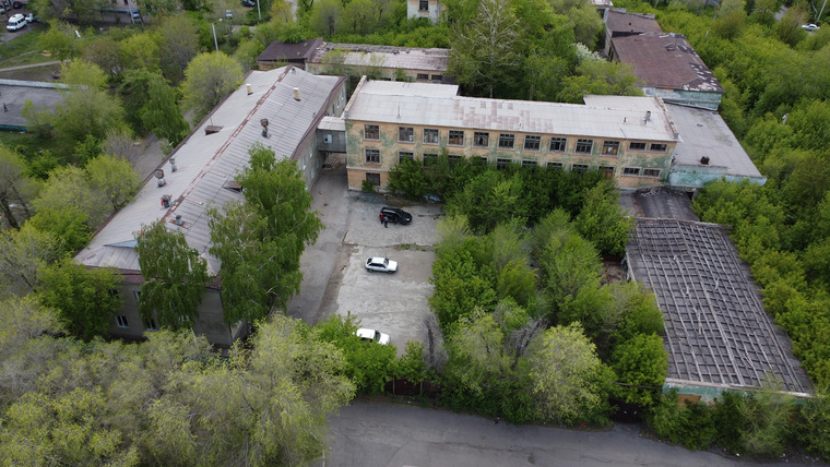 Лот находится в Орджоникидзевском районе Магнитогорска внутри жилой застройки с доступом ко всем необходимым объектам социальной и коммерческой инфраструктуры