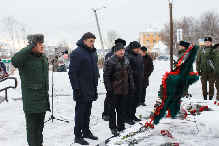 Мэр Максим Пекарский (в центре) и другие участники почтили память бойцов минутой молчания