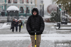 Снег в городе. Екатеринбург, снег, снегопад, зима, электросамокат